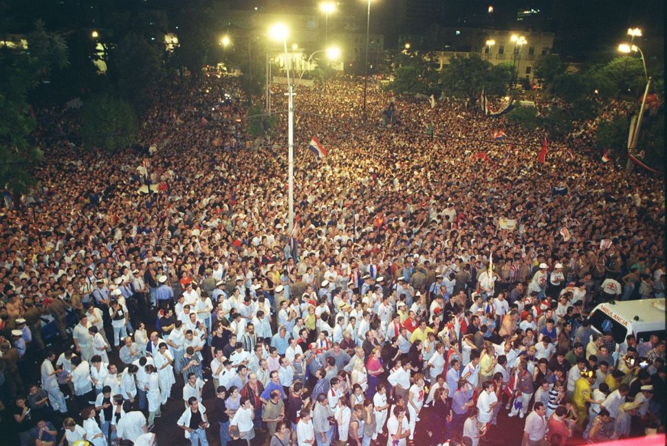 Multitud en la plaza (Marzo Paraguayo)